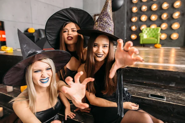 Tres Chicas Gruñen Divierten Fiesta Halloween — Foto de Stock