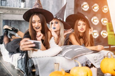 Cadılar Bayramı'nda gidiş üç kız, yüz buruşturma yapmak selfie