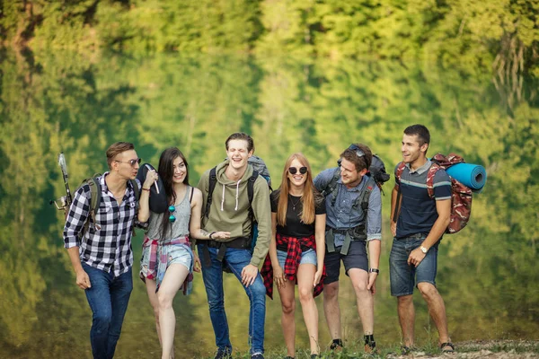 Awesome leende ungdomar spenderar semestern på berg — Stockfoto