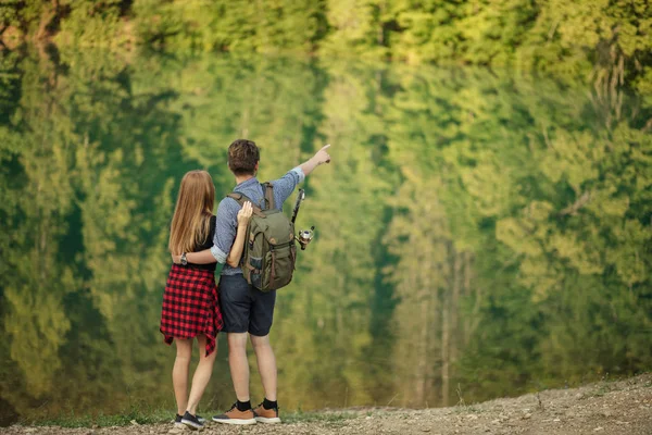 Jovem cara está mostrando um lugar romântico para sua namorada — Fotografia de Stock
