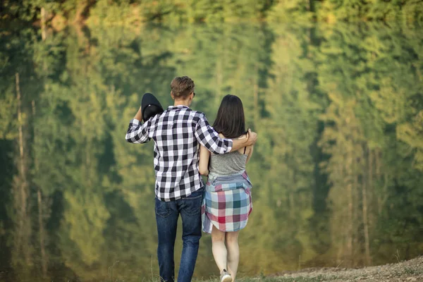 Entusiastas da natureza apaixonados apreciando a beleza da paisagem — Fotografia de Stock