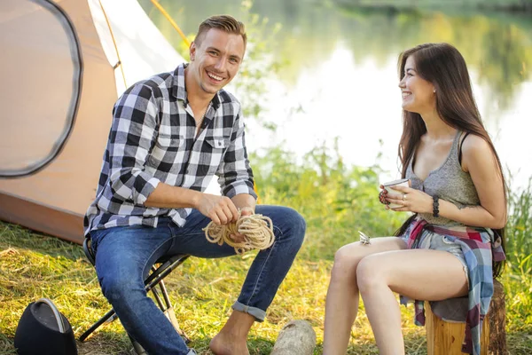 Campeggiatori positivi stanno riposando sul paesaggio — Foto Stock