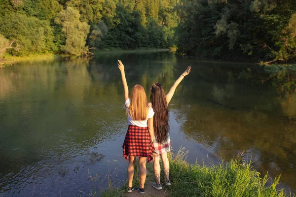 Impresionante chica con los brazos levantados son felices ya que han llegado al lago — Foto de Stock
