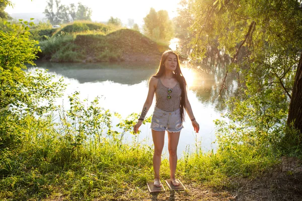 Krásná dívka stojí na desce masáž pro nohy. Koncept zdraví a péče. — Stock fotografie