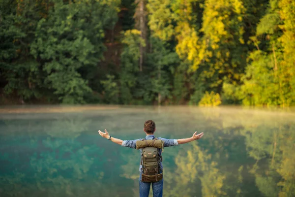 Genç Adam Sırt Çantası Takmış Nehrin Önünde Dua Ediyor Meditasyon — Stok fotoğraf