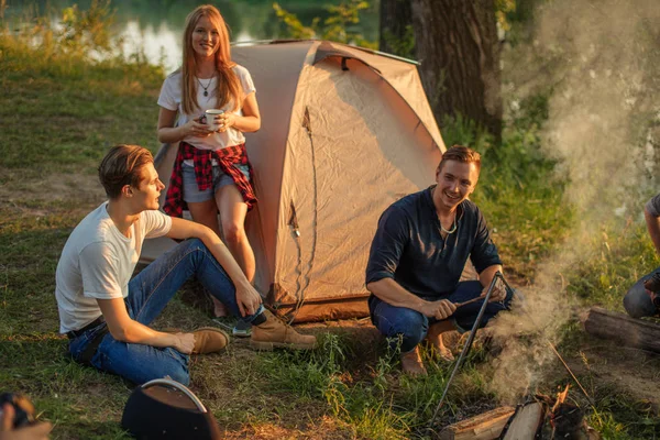 Gengibre Menina Positiva Com Uma Xícara Está Tendo Férias Com — Fotografia de Stock