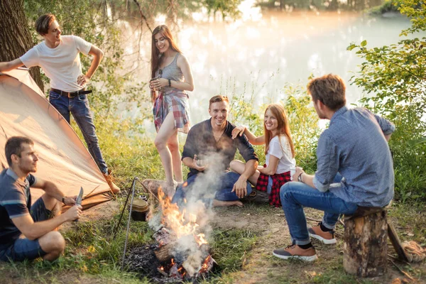 Persone avventurose positive attendono la preparazione della cena — Foto Stock