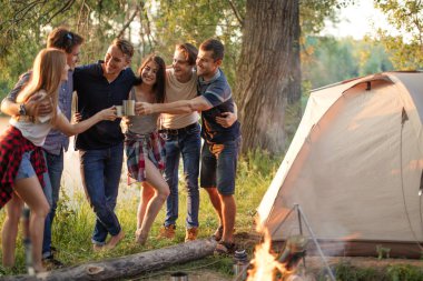 gülümseyen öğrenciler büyük bir olay kutluyoruz