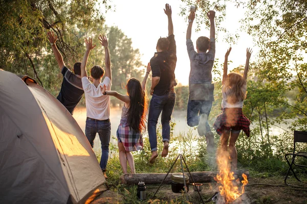 Lustige Wanderer hüpfen vor Freude — Stockfoto