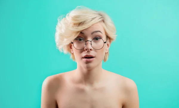 Genial blonde Mädchen in Brille sieht überrascht aus — Stockfoto
