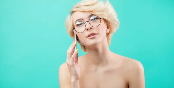 Sério nu para a menina da cintura está usando seu telefone inteligente — Fotografia de Stock