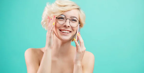 Emotionales Mädchen mit Kurzhaarschnitt hat Spaß am Telefon — Stockfoto