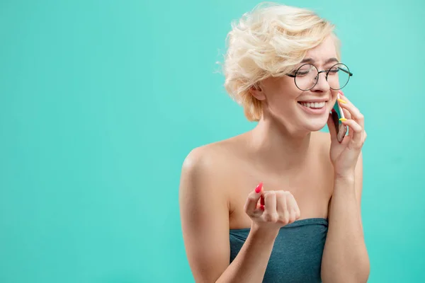 Rubia molesta con el teléfono llorando lágrimas por las malas noticias — Foto de Stock