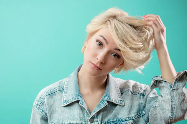 Beautiful awesome model with short blond hair looking at the camera — Stock Photo, Image