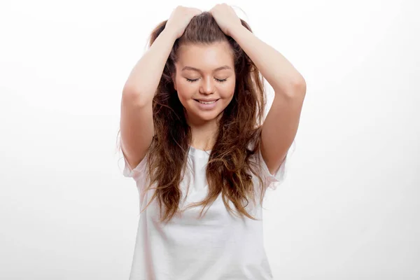 Veselý úžasné dívka nastavení stylu vlasy — Stock fotografie