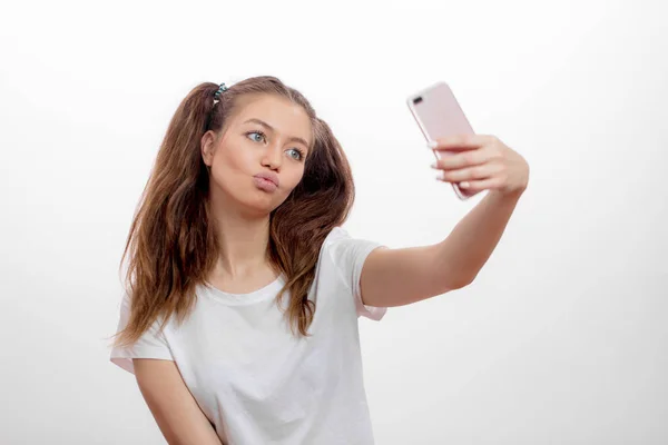 Encantadora chica impresionante soplando beso mientras toma una foto — Foto de Stock