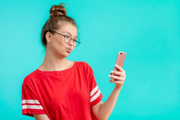 Привлекательная молодая женщина с мобильным телефоном получила плохие новости — стоковое фото