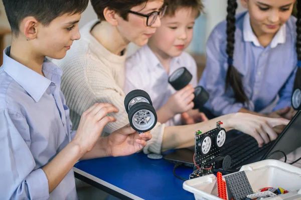 Crianças felizes aprendem programação usando laptops em aulas extracurriculares — Fotografia de Stock