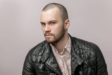 yan görünümü siyah deri ceketli bir ciddi, vahşi çocuk portresi kapatın