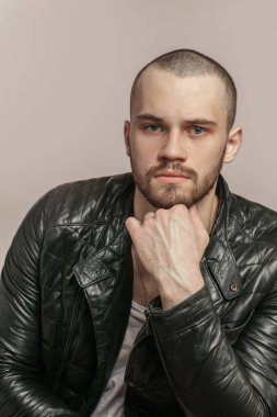 düşünceli ciddi adam çenesini