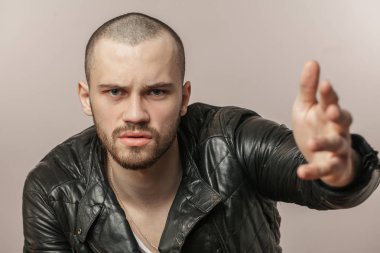 olumsuz kanıtlayan hareketlerle tıraşsız adam