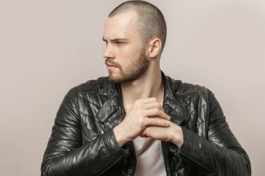 ellerini tutarak ve bir kenara seyir gergin adam