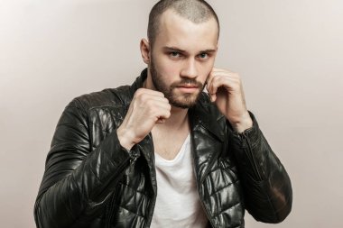 güçlü boksör kayıtsızca giyinmiş biri tekmeyi basacak