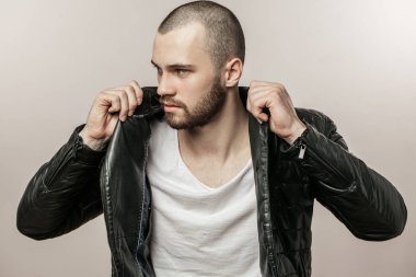 şık genç sakallı adam ceket koyarak