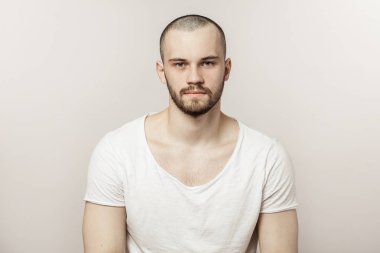 Beyaz T-shirt kameraya bakarak çekici acımasız adam