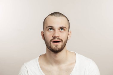 sürpriz genç acımasız atletik adam başının üzerinde kopya alanı bakarak