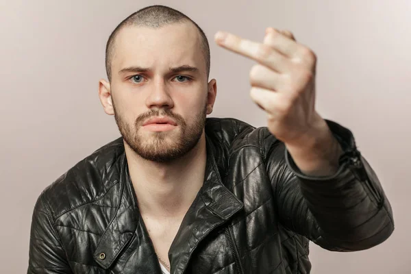 Joven hombre guapo con barba y bigote mostrando mierda —  Fotos de Stock