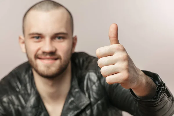 Brutale forte barbuto uomo mostrando pollici verso l'alto — Foto Stock