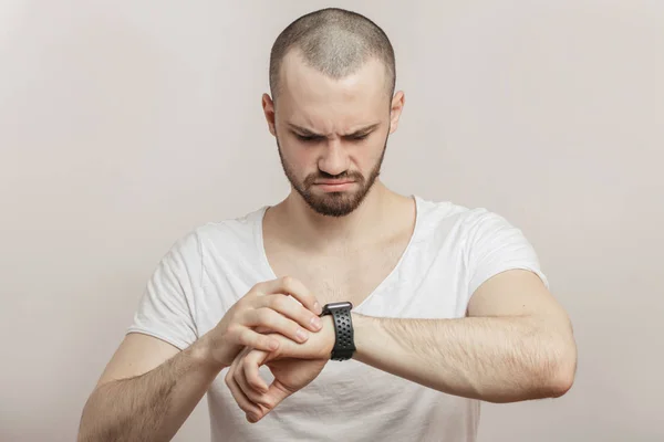 Molesto, atleta enojado con reloj monitor de frecuencia cardíaca . —  Fotos de Stock