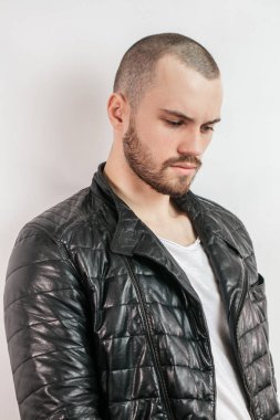 yan görünümü fotoğraf mutsuz bir güçlü adam arıyor yukarı kapatın