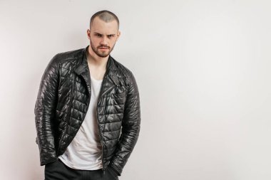 seveare genç acımasız adam pantolon cebin elele