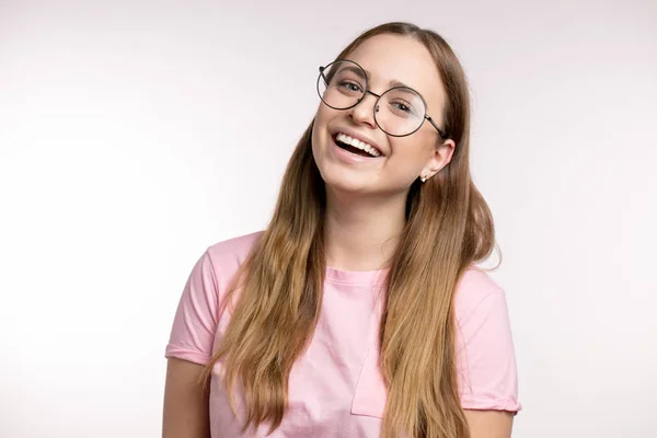 Gorgeous young woman is laughing as she has listened to a funny joke — Stock Photo, Image