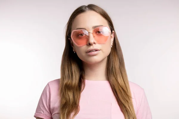Красивая молодая женщина в модных розовых солнечных очках — стоковое фото