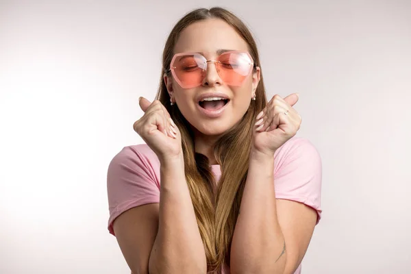 Chica hipster emocional está cantando con los ojos cerrados . — Foto de Stock