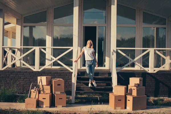 Verhuizen naar een nieuw huis. Een vrouw die een nieuw leven begint. Kartonnen dozen bij de trap — Stockfoto