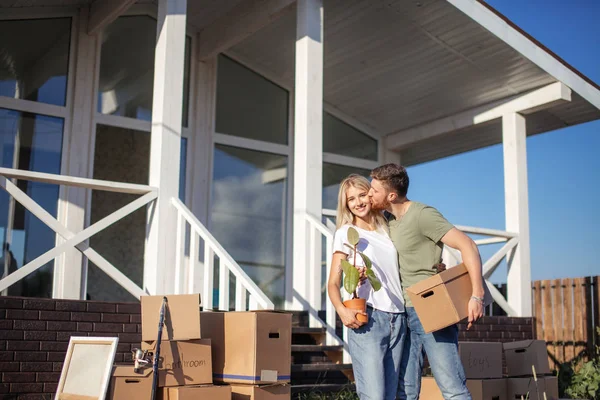 Paar met boek zitten op bed, terwijl verhuizen naar een nieuw huis — Stockfoto