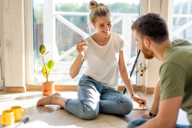 Yeni evlerinin planlarını araştıran bir çift. İç tasarım planlanıyor