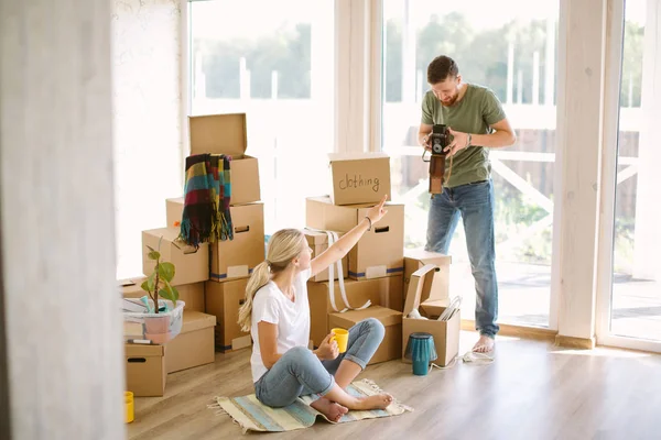 Casal tirando uma foto na nova casa — Fotografia de Stock