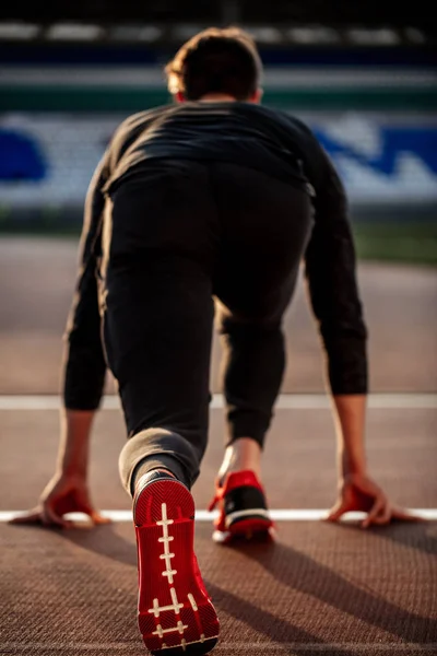 Man feet in starting position for running on race track in stadium — Stock Photo, Image