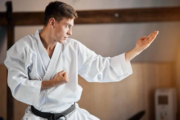 Karate Fighter practica lucha en el gimnasio de artes marciales — Foto de Stock
