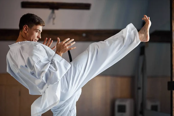 Zwarte Band Karate Vechter Opleiding Hight Kick Binnen — Stockfoto
