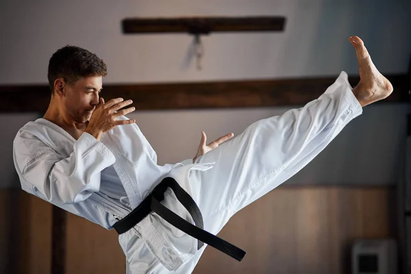 Zwarte band karate vechter opleiding hight kick — Stockfoto