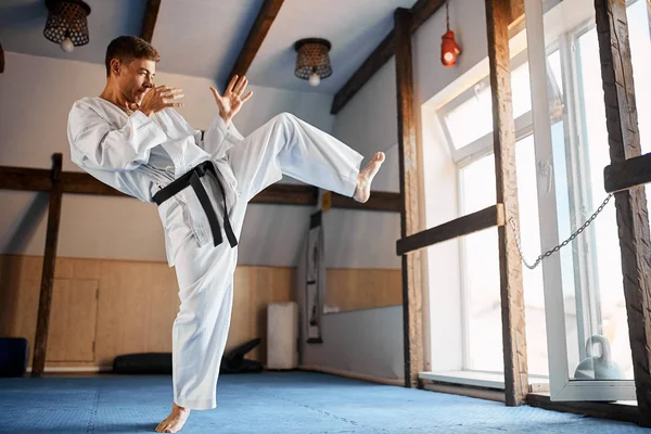 Zwarte band karate vechter opleiding hight kick — Stockfoto