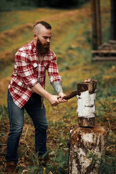 목재를 찍는 셔츠를 입은 나무꾼, 칩들이 산산조각나는 모습 — 스톡 사진