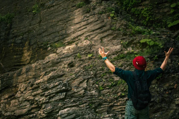 Turista s batohem procházky v horském lese, lezení na útes — Stock fotografie