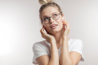 İzole edilmiş çekim, kulaklıklı müzikten hoşlanan beyaz bir kadın. Boşluğu kopyala.